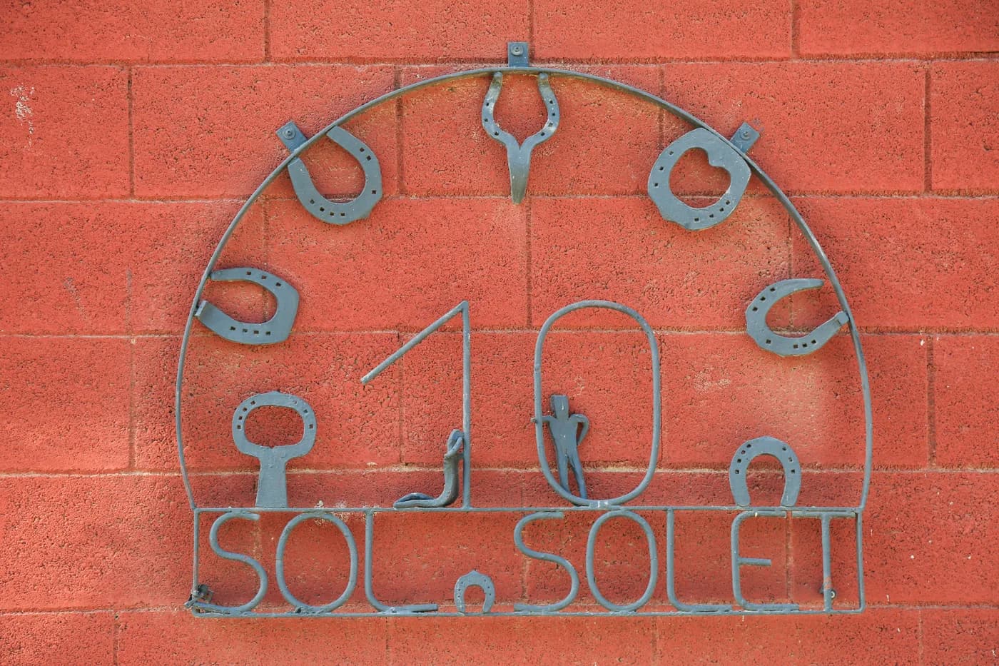 Placa de ferradures amb el nom Sol Solet