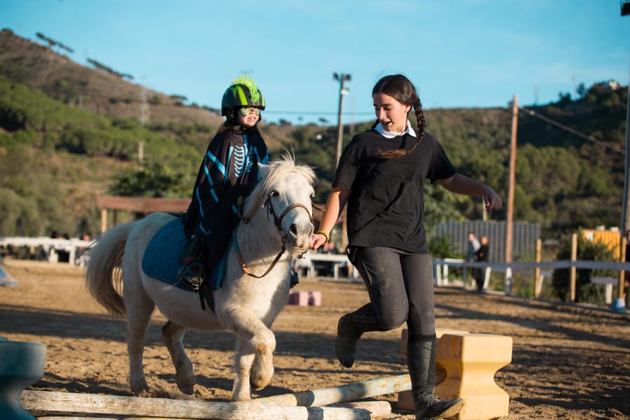Petits aprenent a cavall amb un poni